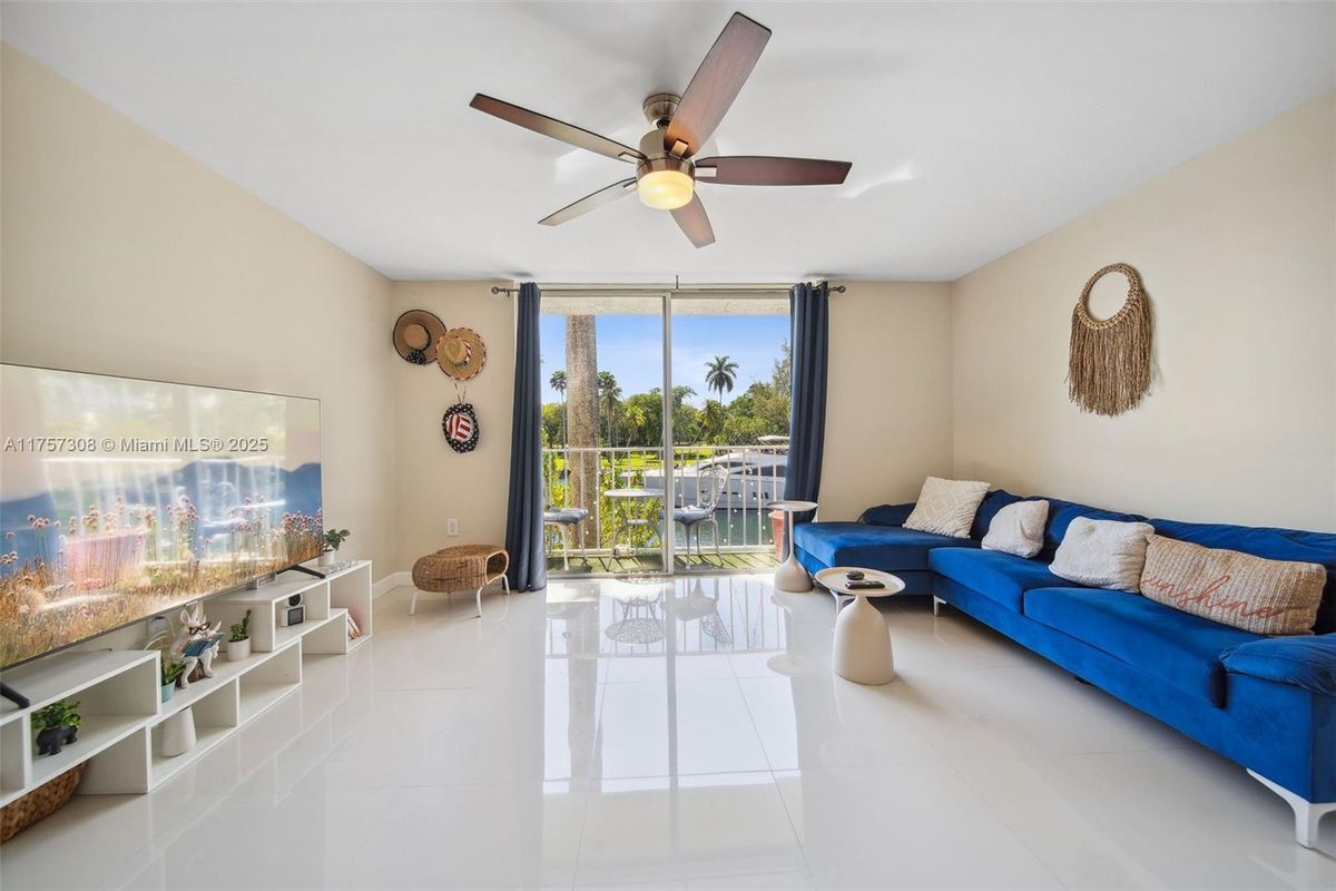 Foto principal - 1740 NW N River Dr