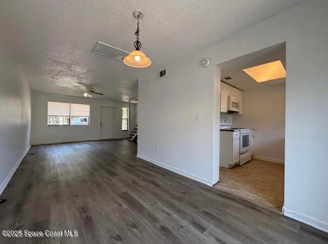 Building Photo - 4013 Tree Ridge Ln NE