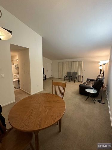 Foto principal - 735 Riverside Ave