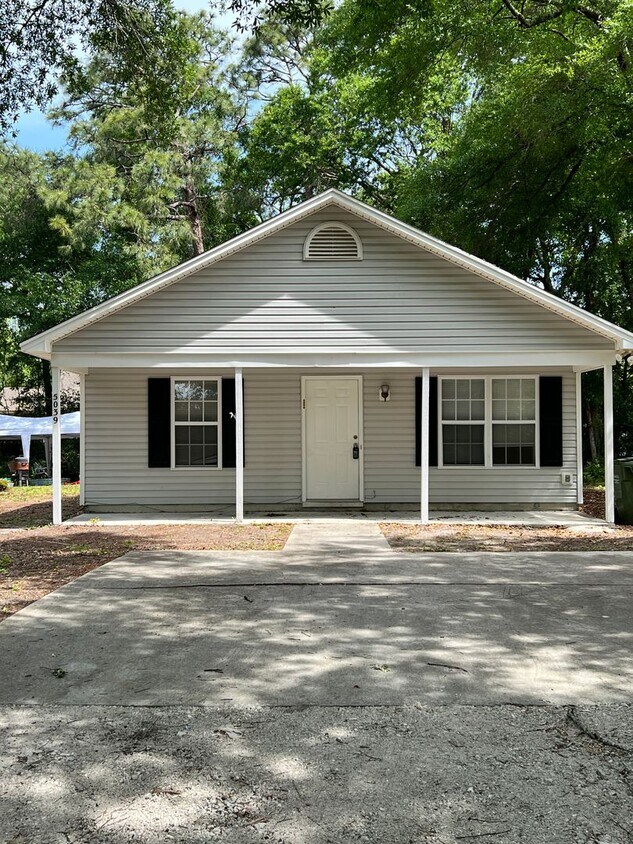 Foto principal - 3 Bedroom 2 Bath House on Peachtree Avenue...