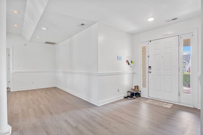 Building Photo - 202 Weeping Hollow Ct