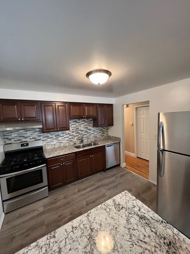 Building Photo - Entirely Remodeled 3 Bedroom, 1 Bathroom i...
