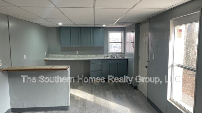 Building Photo - 303 S Oak St