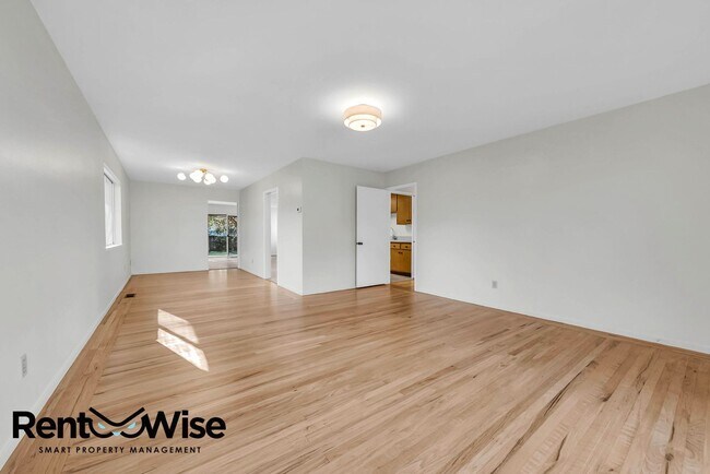 Building Photo - Present PM-Midtown Palo Alto Beauty-New Floors-Remodeled Bathrooms-Big Yard