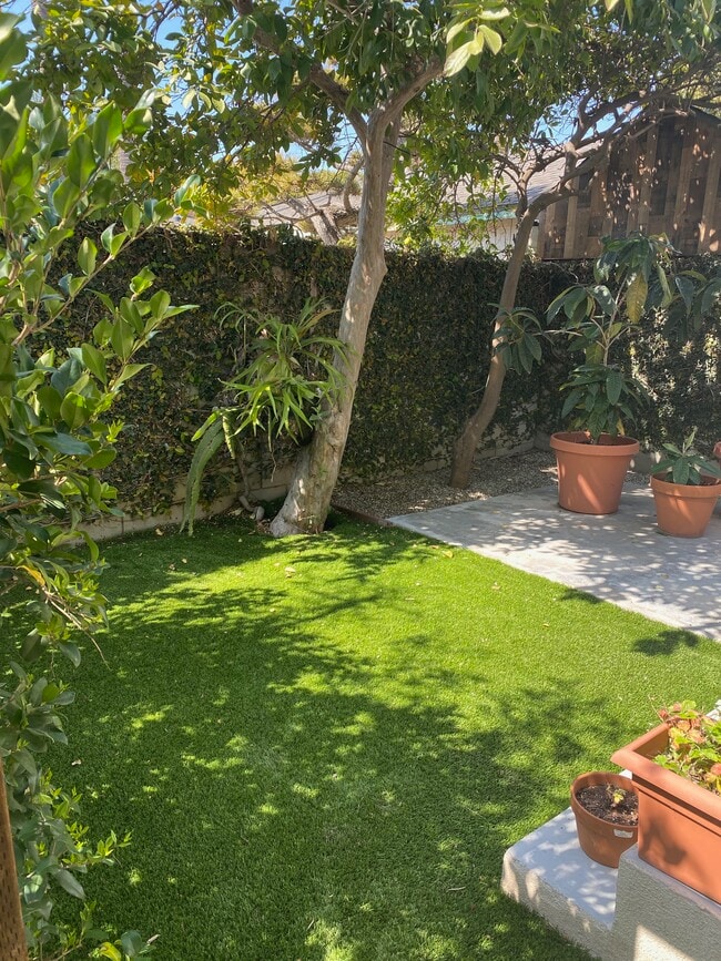 Building Photo - 2571 S Bundy Dr