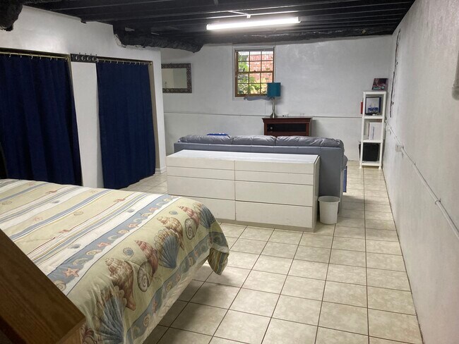 Dormitorio y sala de estar con dos armarios - 4767 Cambridge Dr