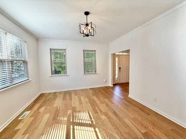 Foto del edificio - Newly Remodeled 4BD, 2.5BA Raleigh Corner-Lot Home with Modern Upgrades in a Prime Location Near ...