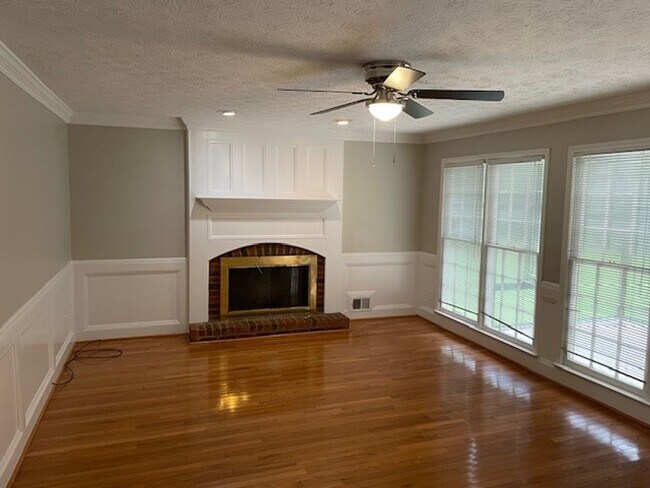 Foto del edificio - **PRICE IMPROVEMENT**109 Hickory Rd: AVAILABLE NOW!