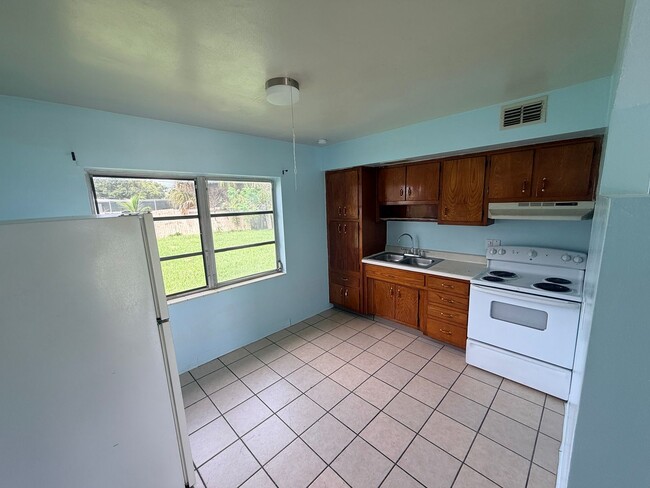 Building Photo - 5227 Tangerine Dr