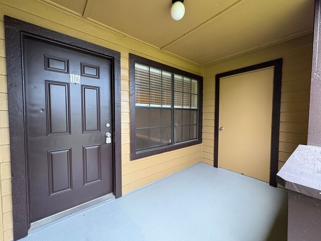 Foto del edificio - 2/1 Condo in Gated Lakefront Altamonte Com...