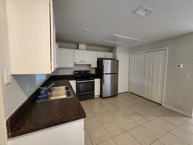 Building Photo - 5013-5015 Locke Ln