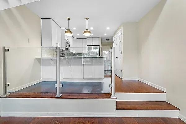 Building Photo - 211 Thompson St