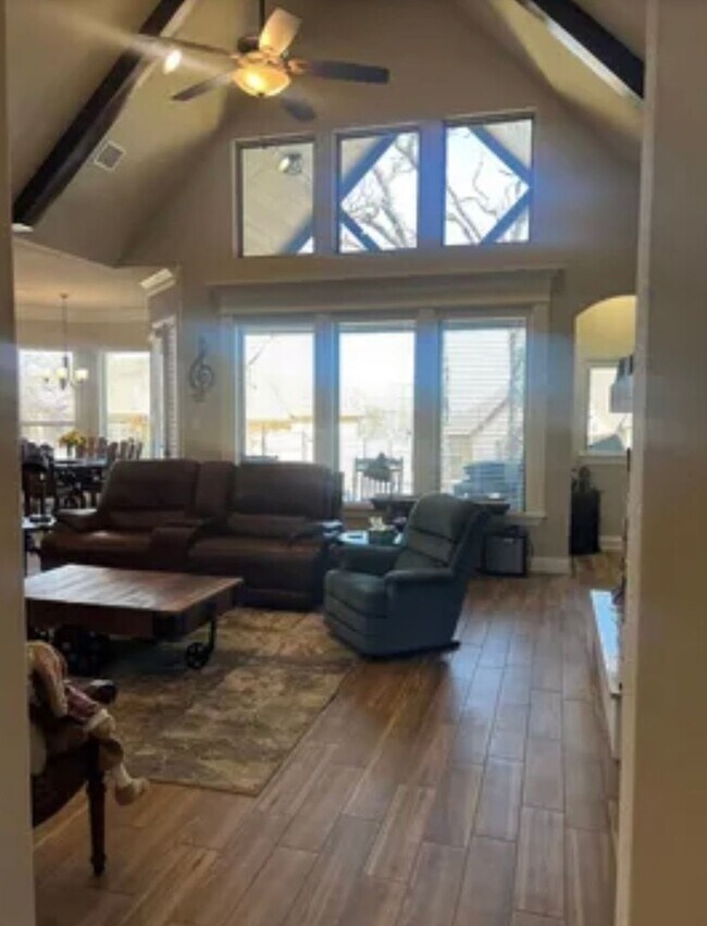 Foto del edificio - 7109 Lake Village Ct