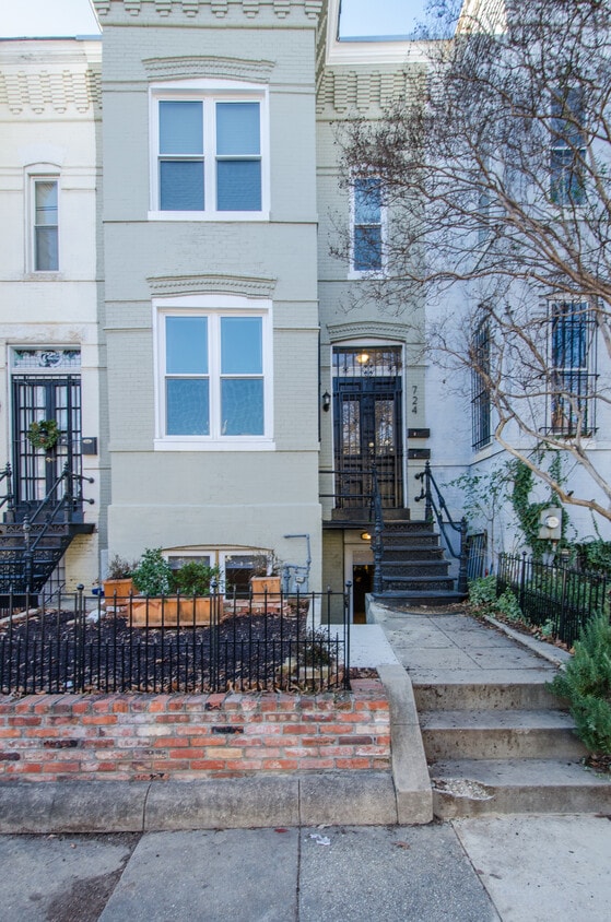 Bright & sunny building - 724 5th St NE