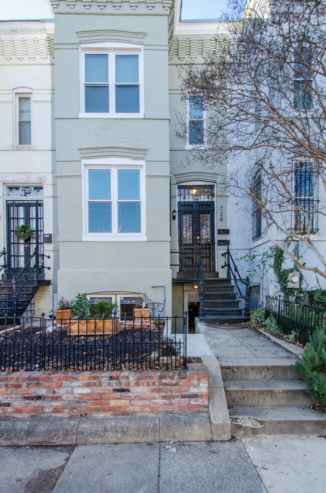 Well maintained building - 724 5th St NE Apartments