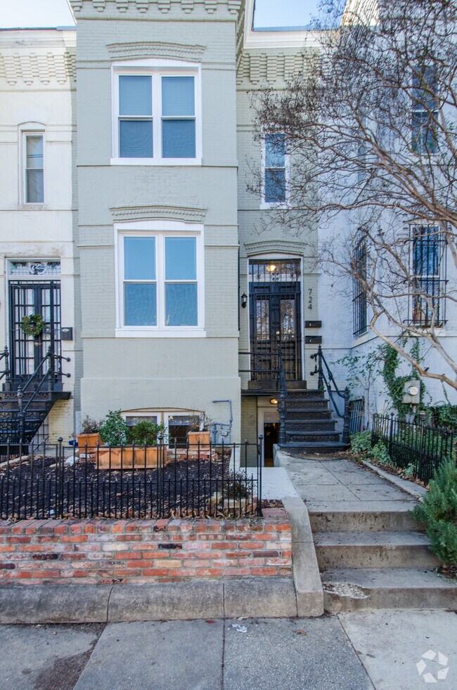 Bright & sunny building - 724 5th St NE