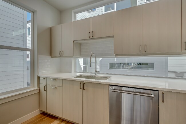 Building Photo - 1908 Hooker St