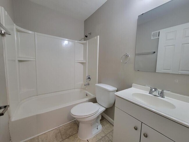 Foto del edificio - 321-325 Iron St