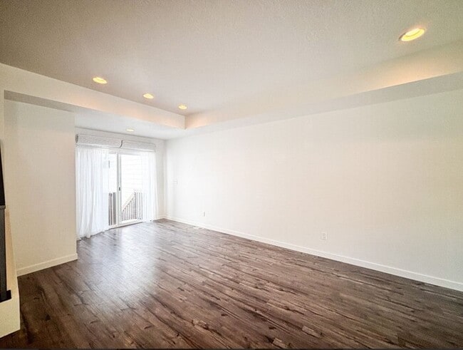 Building Photo - Clean, Bright, Open Town-Home in Lehi