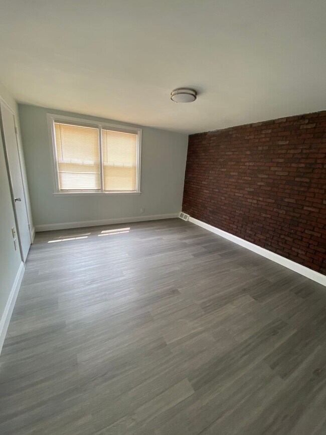 Foto del edificio - 3b1.5b Row House with Deck near Torresdale ave Available Now
