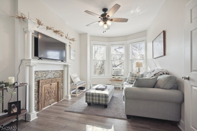 Building Photo - 13 N Ave E