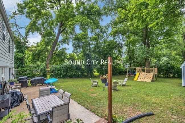 Building Photo - 2929 Emery Dr