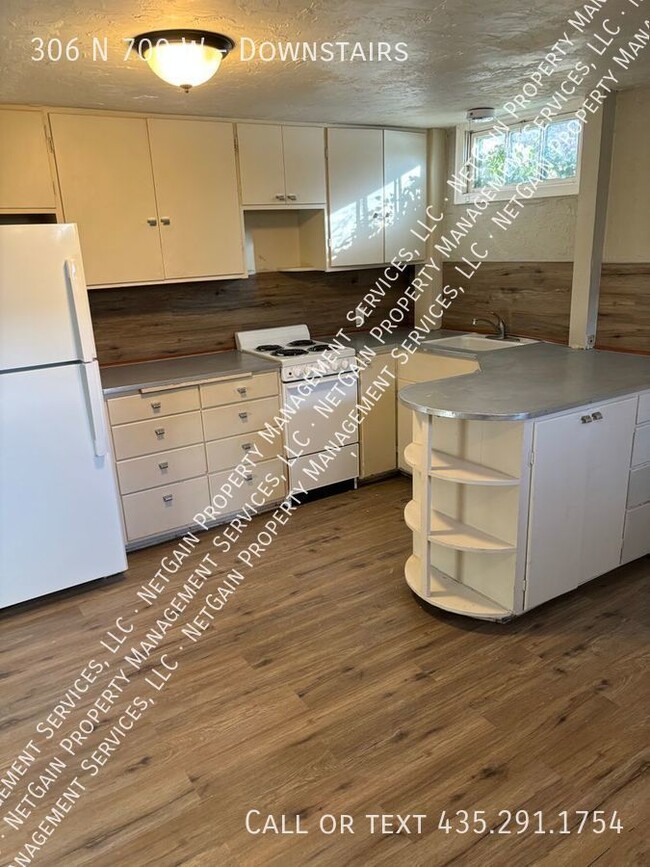 Building Photo - Pet Friendly 2 Bedroom Basement Apartment