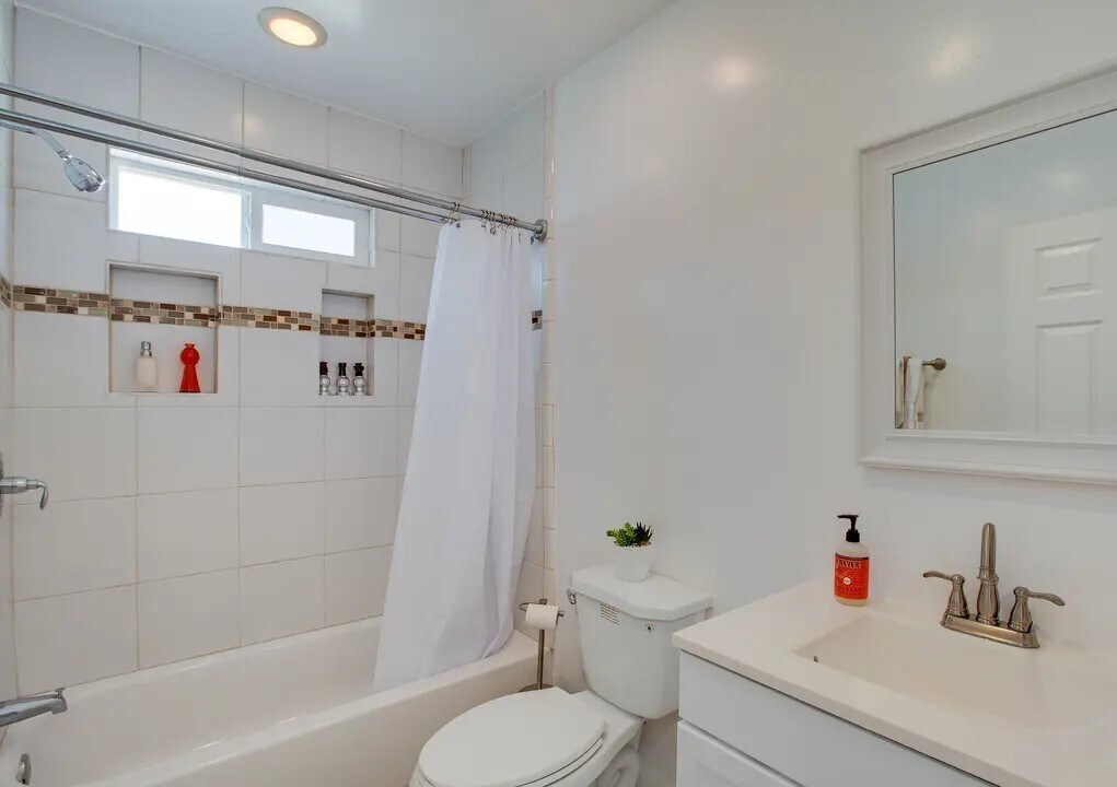 Primary Photo - 1763 W 39th St