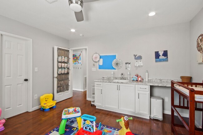 Foto del edificio - 5302 Treaschwig Rd