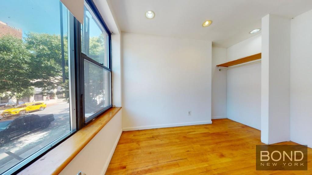 Foto principal - 299 E 11th St
