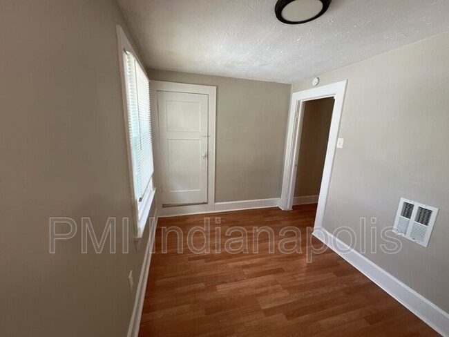 Foto del edificio - 310 N Riley Ave