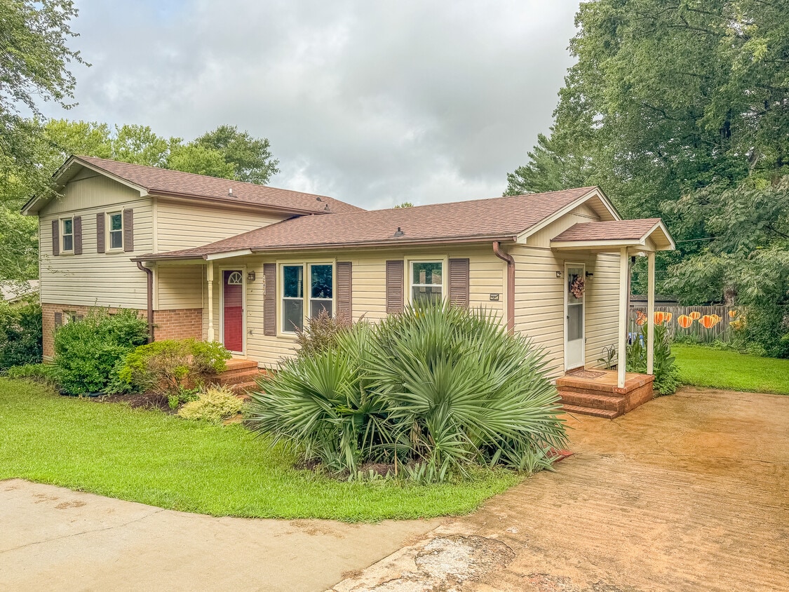 Primary Photo - 404 McElhaney Rd