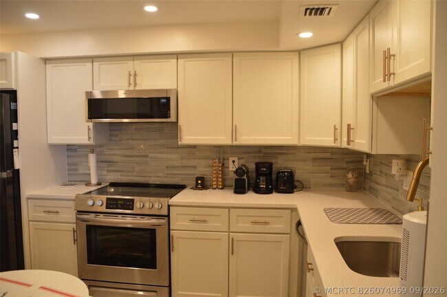 Building Photo - 3090 N Course Dr