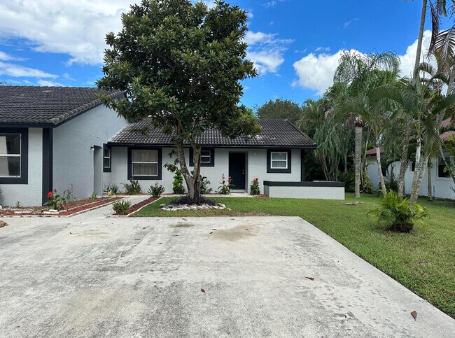Building Photo - 1394 Riverside Cir