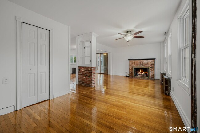 Foto del edificio - 24 N Main St