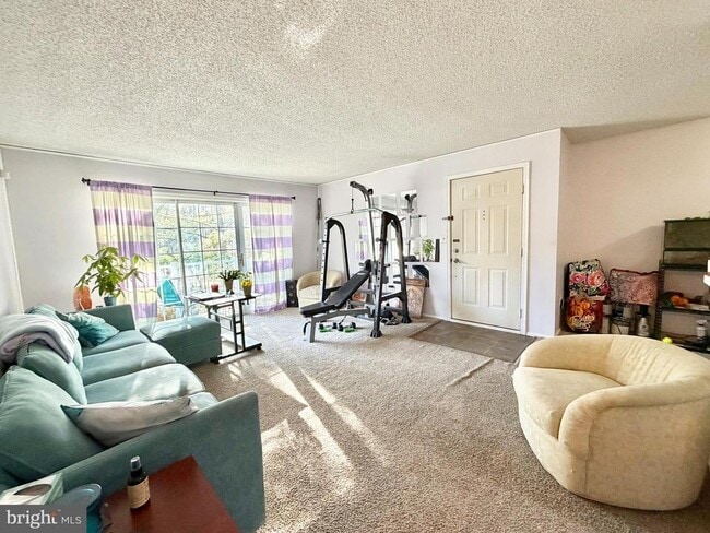 Building Photo - 82 Versailles Ct