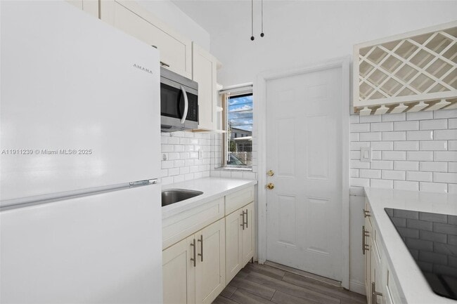 Building Photo - 8135 Crespi Blvd