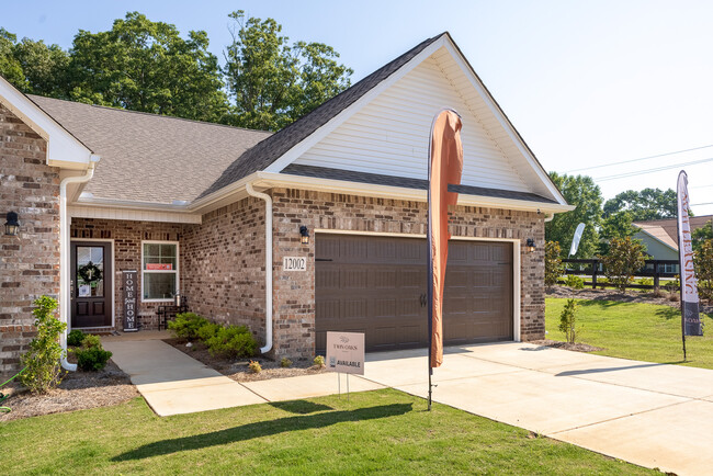 Building Photo - Twin Oaks Townhomes