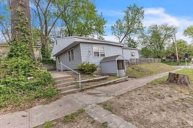 Foto del edificio - Renovated 4BR Home – Modern Finishes, Off-Street Parking