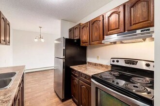 Building Photo - Applewood Village