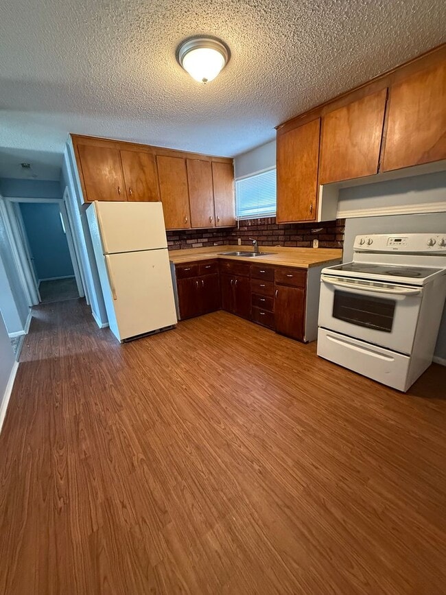 Foto del edificio - Charming 2 Bedroom Brick Duplex- Pet Friendly!