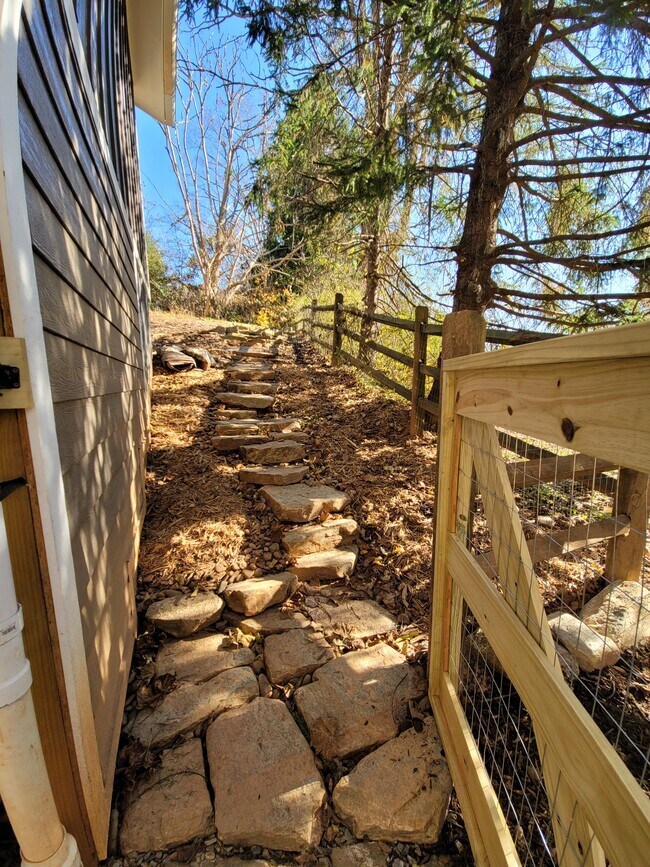 Patio lateral - 156 Jonestown Rd