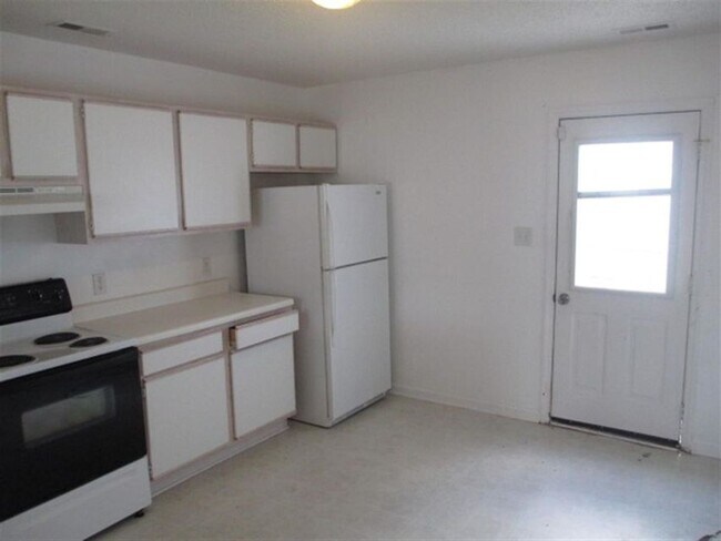 Foto del edificio - This cute home is an end unit providing mo...
