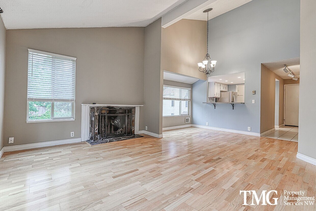 Foto principal - 2-level 3br/2ba condo with balcony ** Comm...