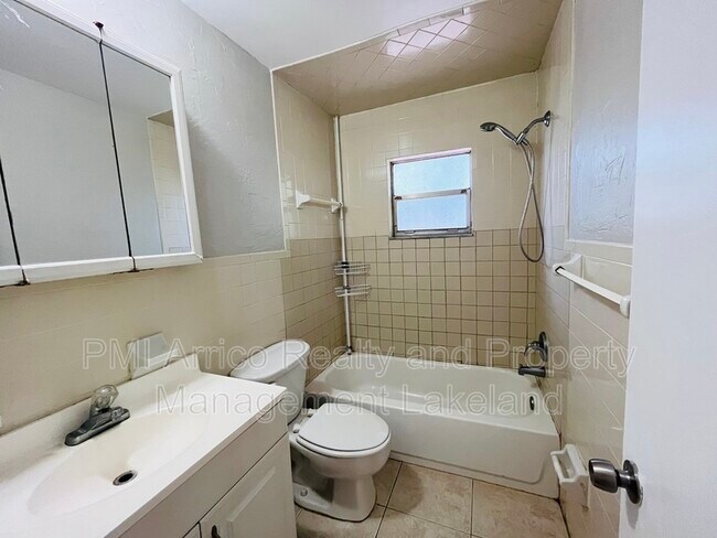 Foto del edificio - 1017 Caroline Ave