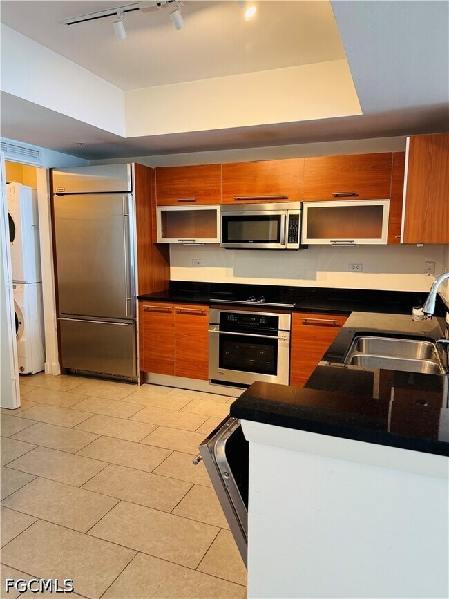 Foto del edificio - 3000 Oasis Grand Blvd