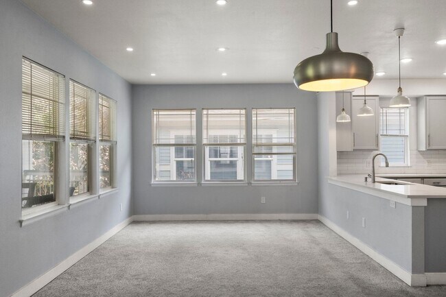 Foto del edificio - Updated Central Park Condo for Lease