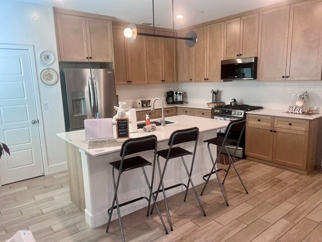 Building Photo - 2712 E Tamarind Dr