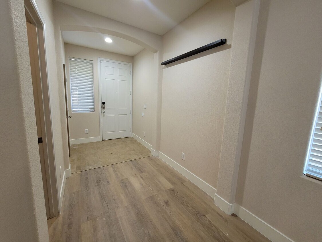 Foto principal - 2 story, 2 car garage, patio, All applianc...