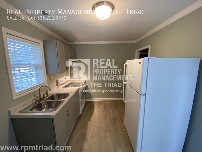 Building Photo - Renovated 2BR/1BA Bungalow on dead-end str...